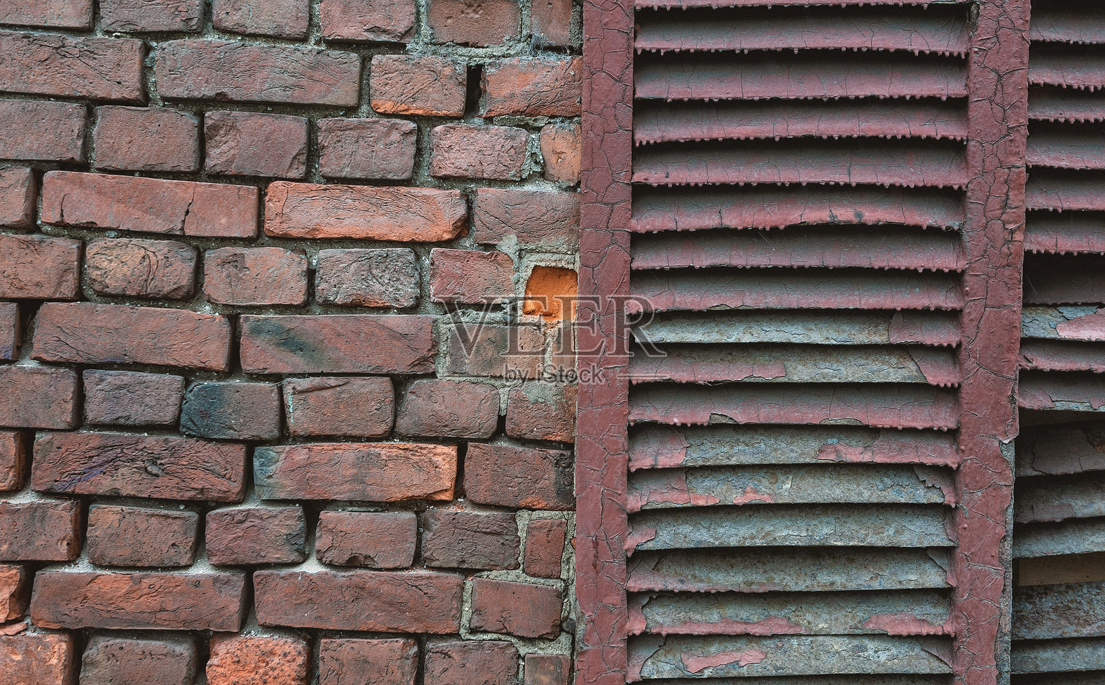 风化的砖墙纹理,剥落的油漆和生锈的百叶窗照片摄影图片