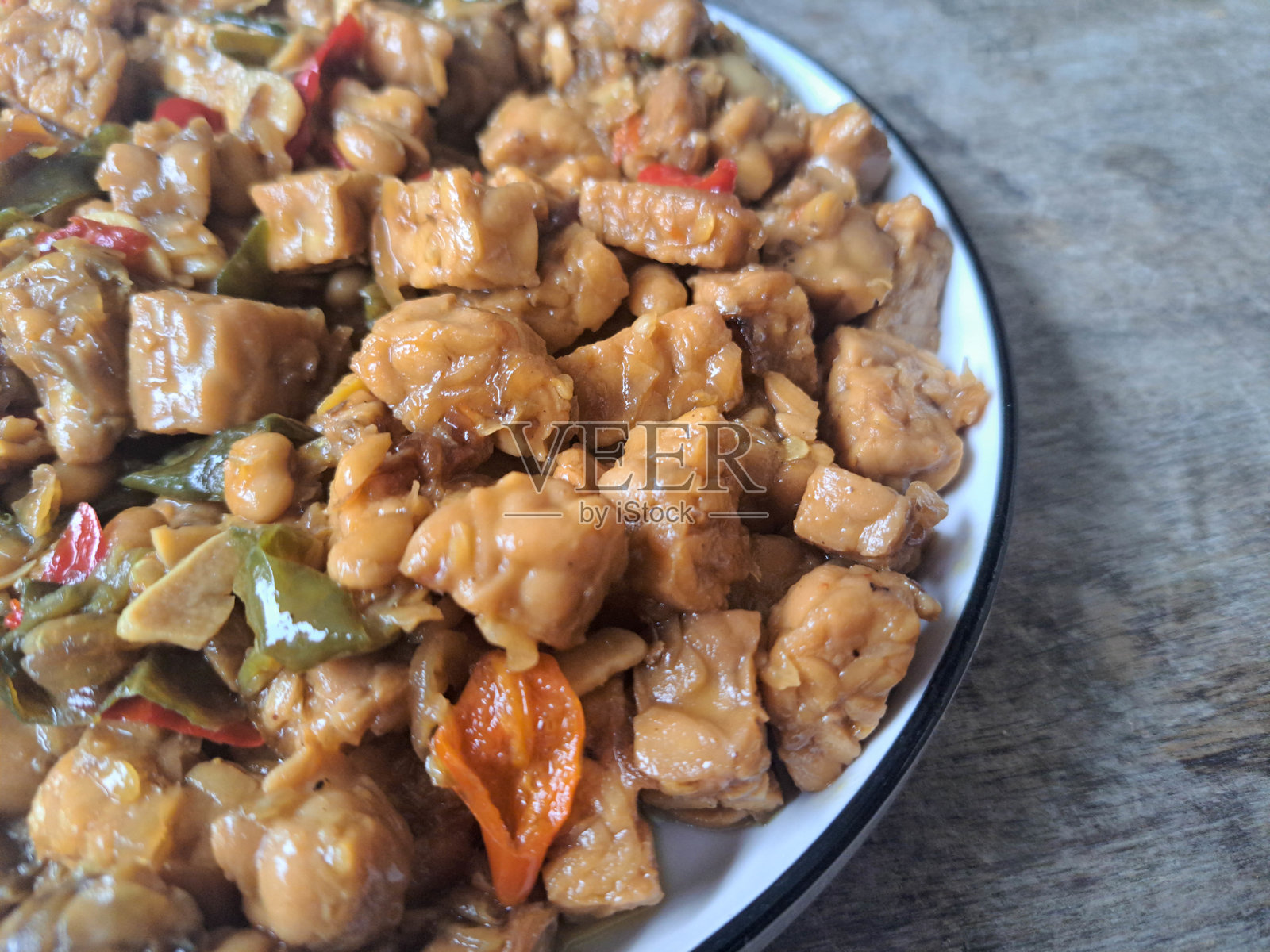 美味的炒天贝,配以辣椒、大蒜、洋葱和长豆。印尼美食菜单。照片摄影图片