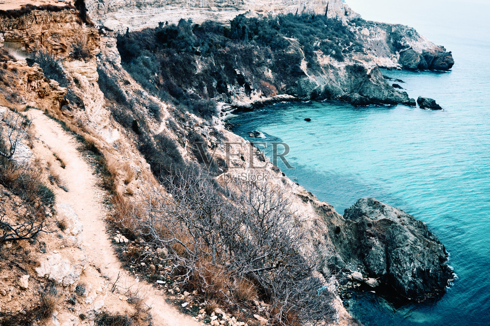 高角度俯瞰被砂岩岩石环绕的海湾照片摄影图片