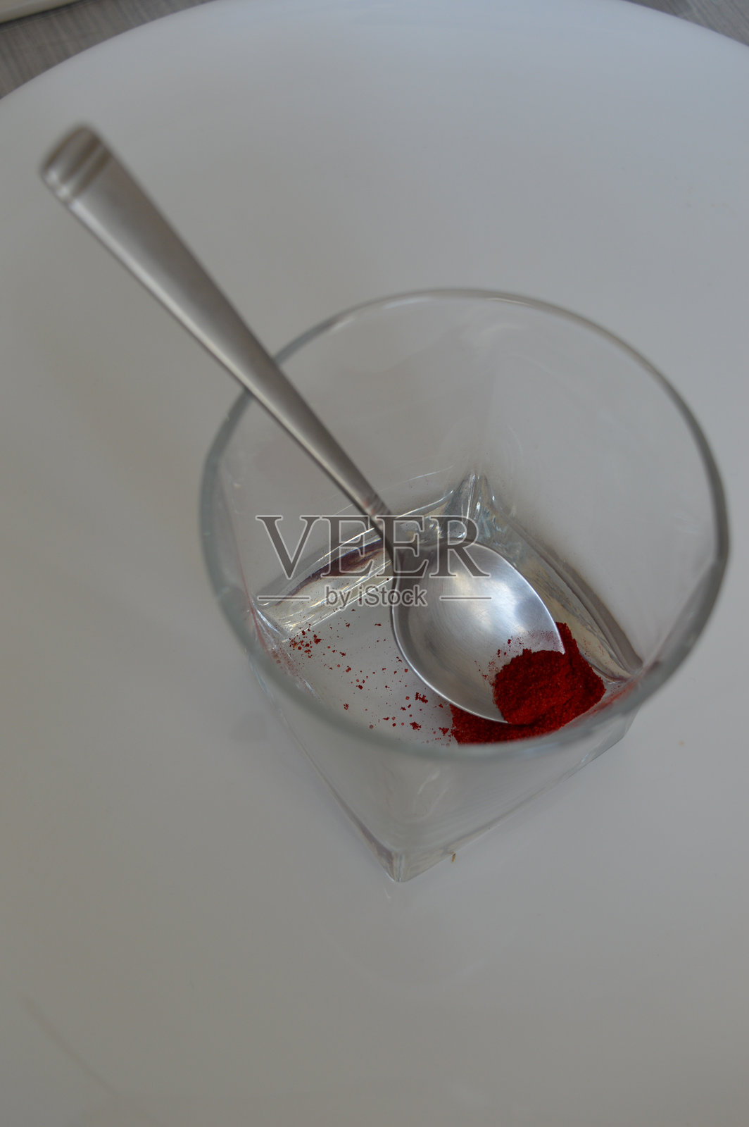 眼镜、不同的粉状食品着色剂、复活节彩蛋染色教程、逐步指南、染色、天然食品着色剂、烘焙、节日装饰、DIY手工艺、艺术项目、烹饪、织物染色、儿童科学照片摄影图片