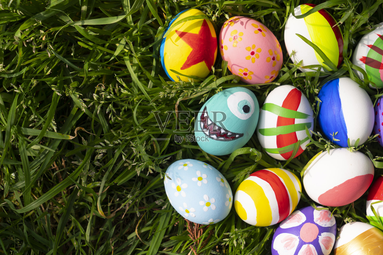 特写的五彩复活节彩蛋放在绿色草地上照片摄影图片