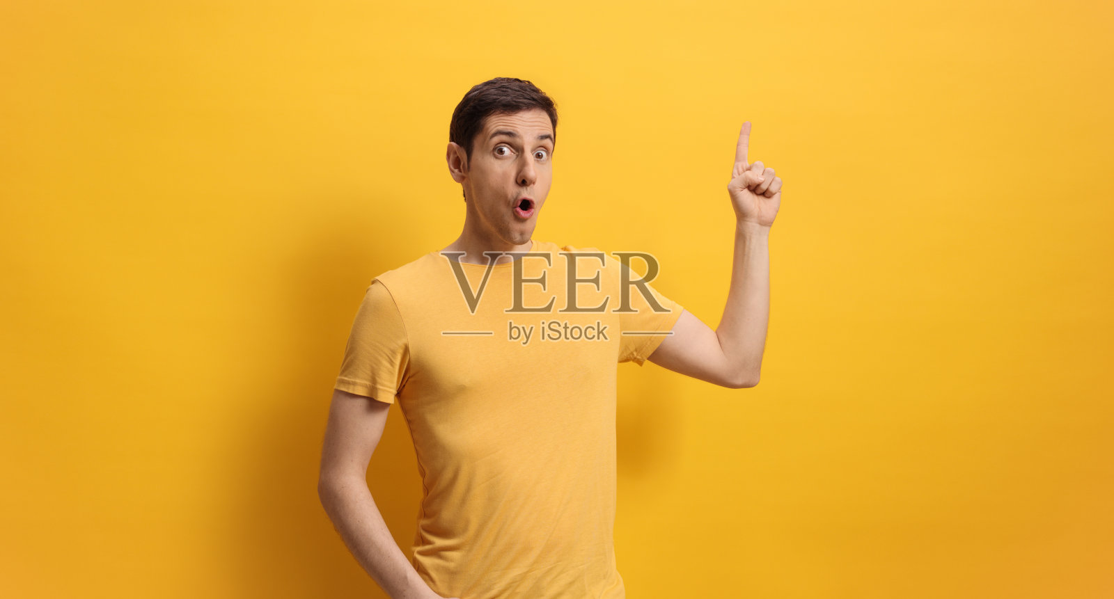 惊讶的年轻人指着天空照片摄影图片