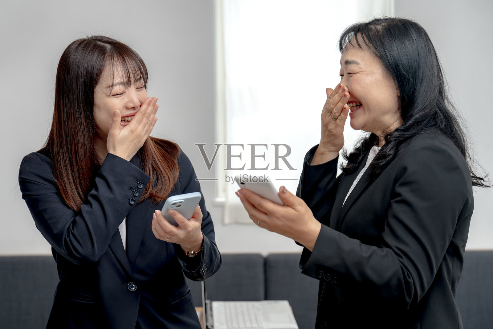 商务女性与手机照片摄影图片