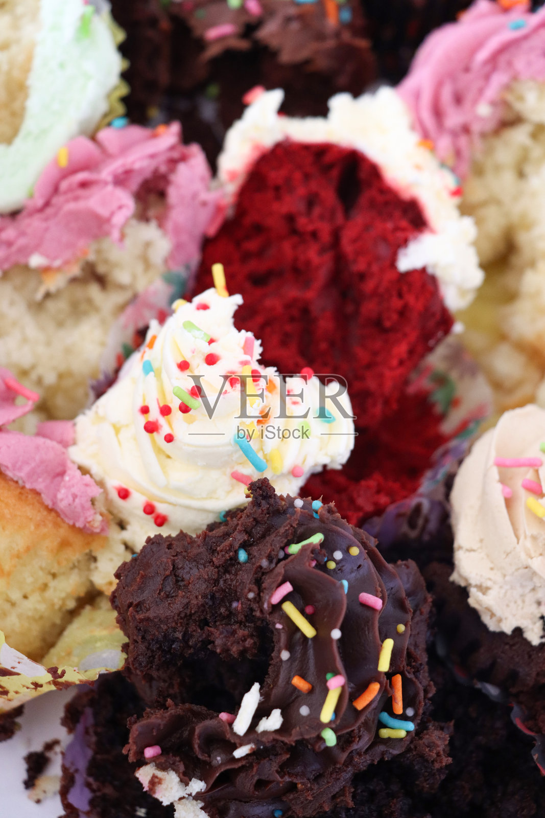 压扁的红丝绒杯子蛋糕,黄油奶油霜 / 肥胖、过度 indulgence 的甜点象征照片摄影图片