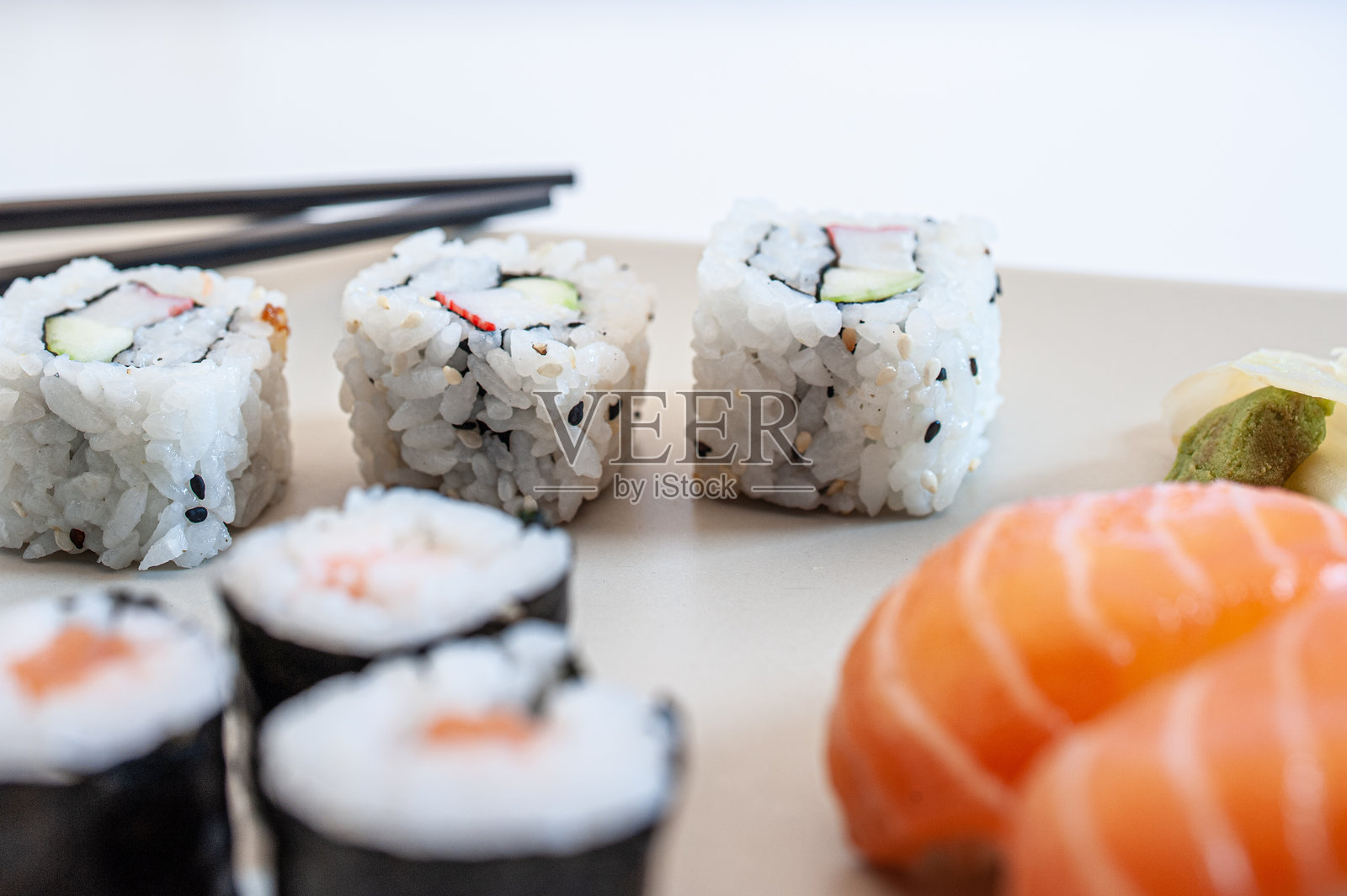 厨房桌子上的寿司细节照片摄影图片