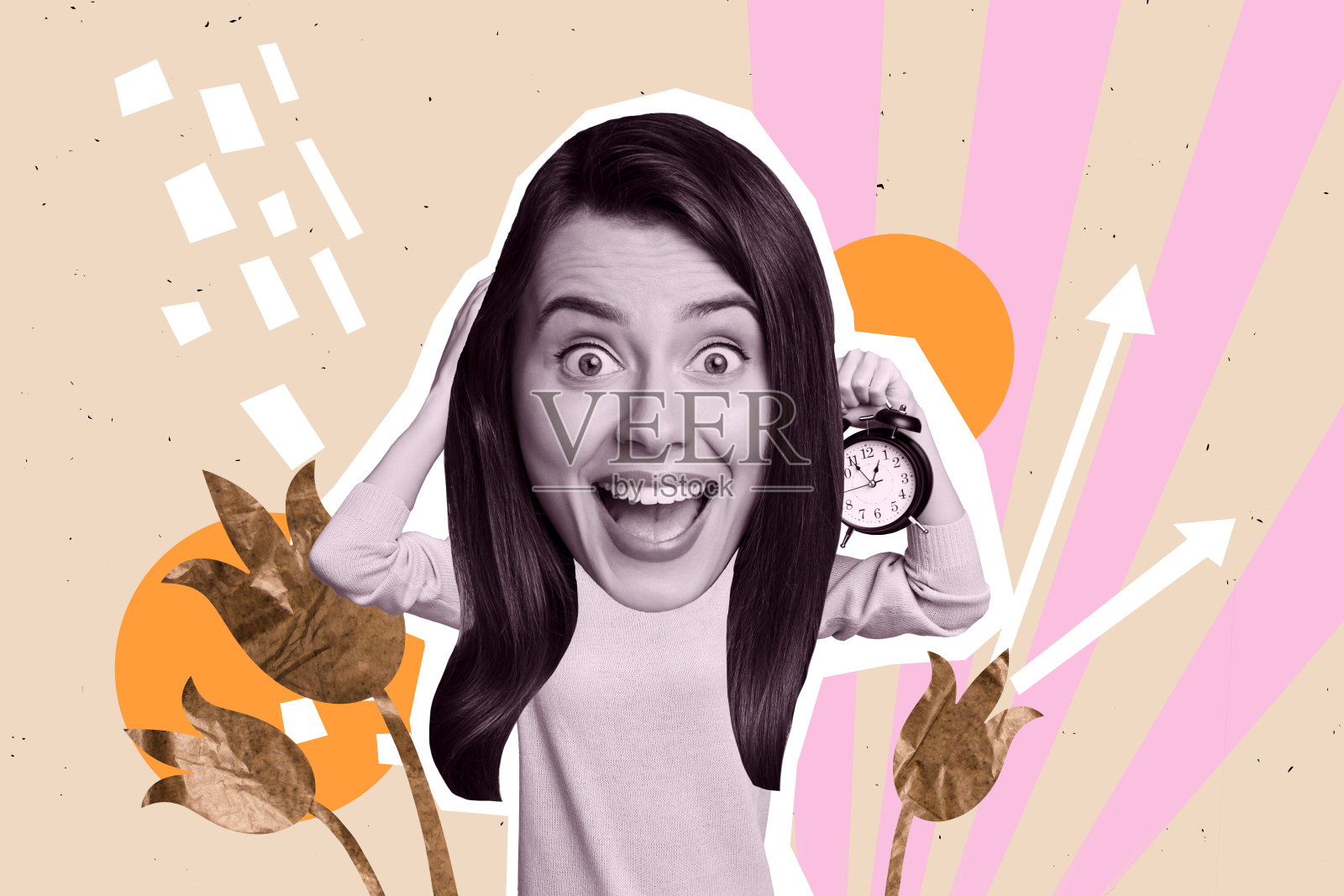 创意图片:年轻快乐、惊讶、印象深刻的女孩在花卉背景下醒来,因闹钟超时而错过安排。照片摄影图片