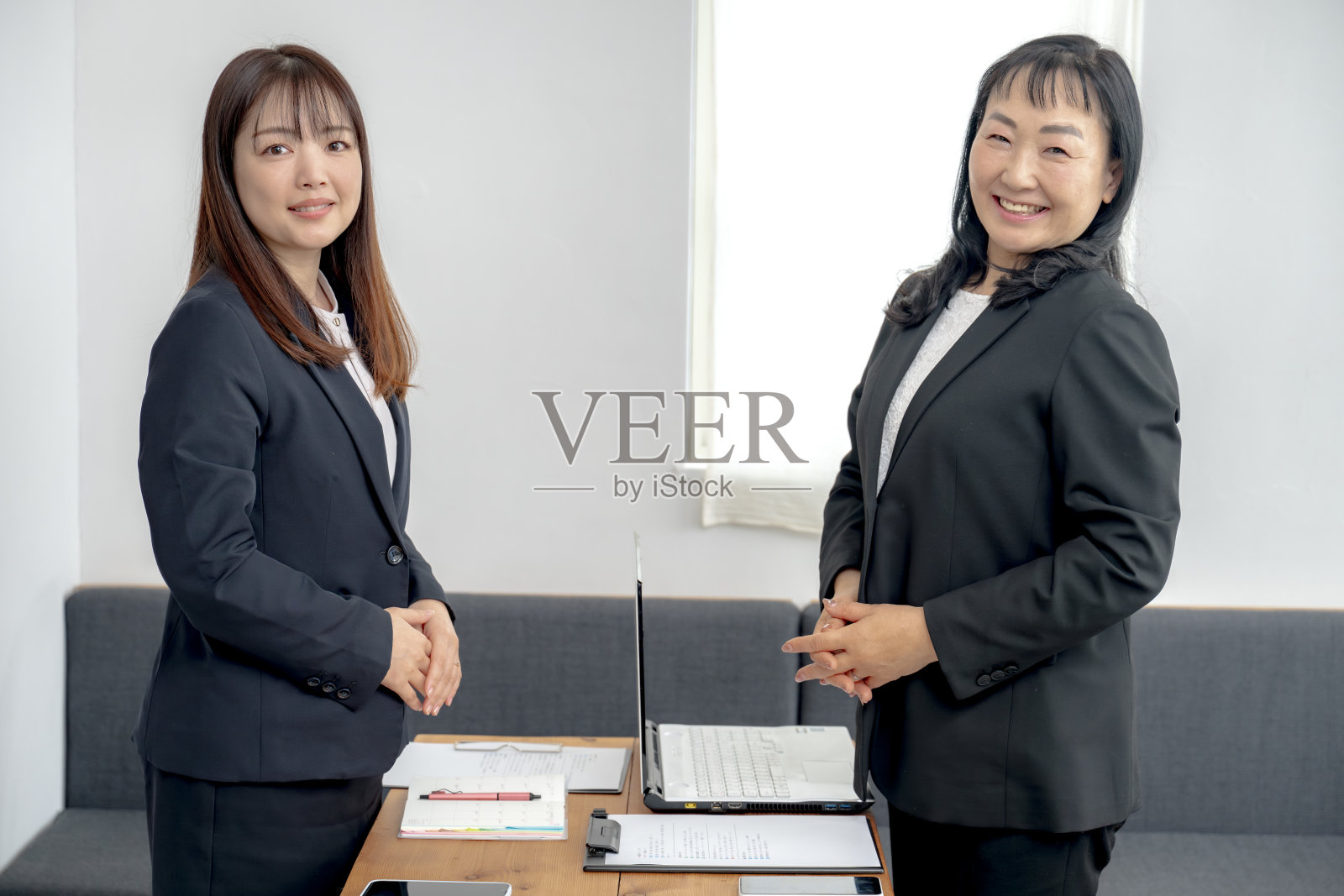 微笑的女商人照片摄影图片