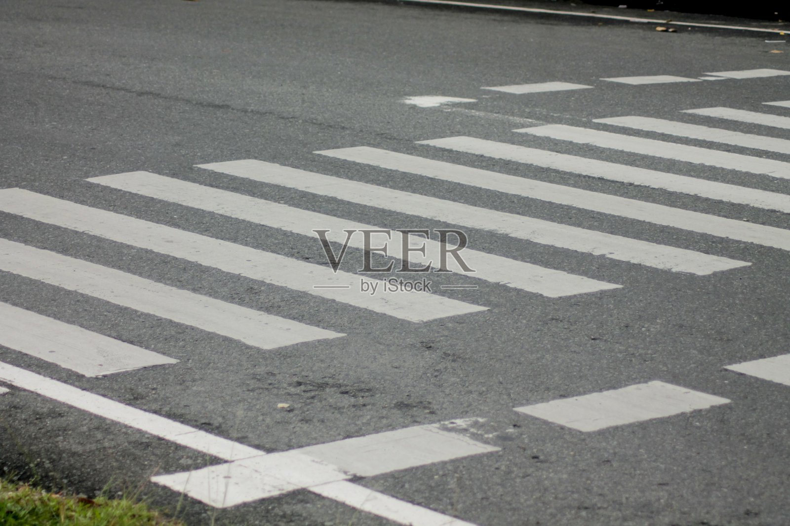 新涂漆的空人行横道,没有行人。行走的斑马线。安全的概念,正确的生活方式,遵守交通规则。留白空间。黑白照片。照片摄影图片