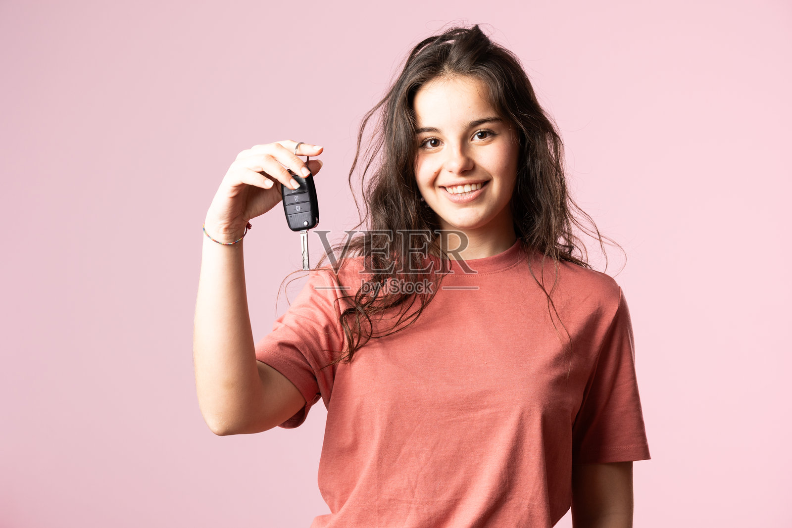 微笑的年轻女性手持汽车钥匙照片摄影图片