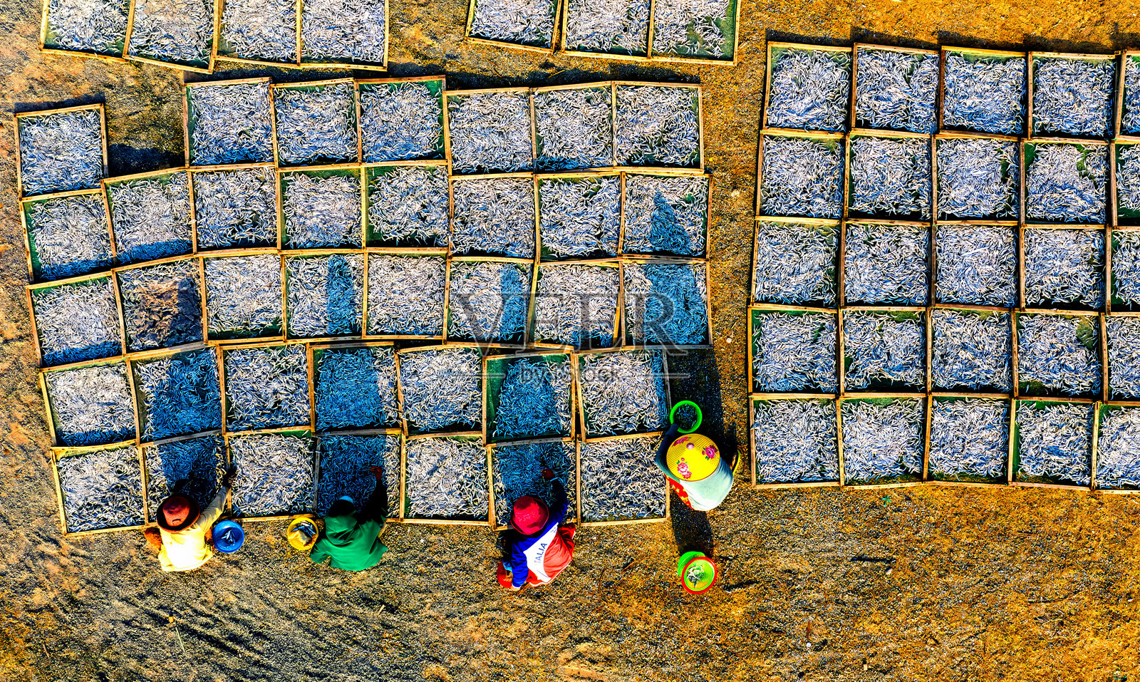 女人站在人行道上的下半身照片摄影图片