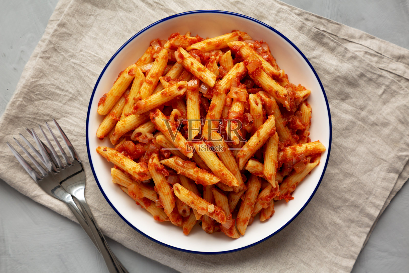 自制的笔管面配番茄酱,放在盘子上,俯视图。照片摄影图片