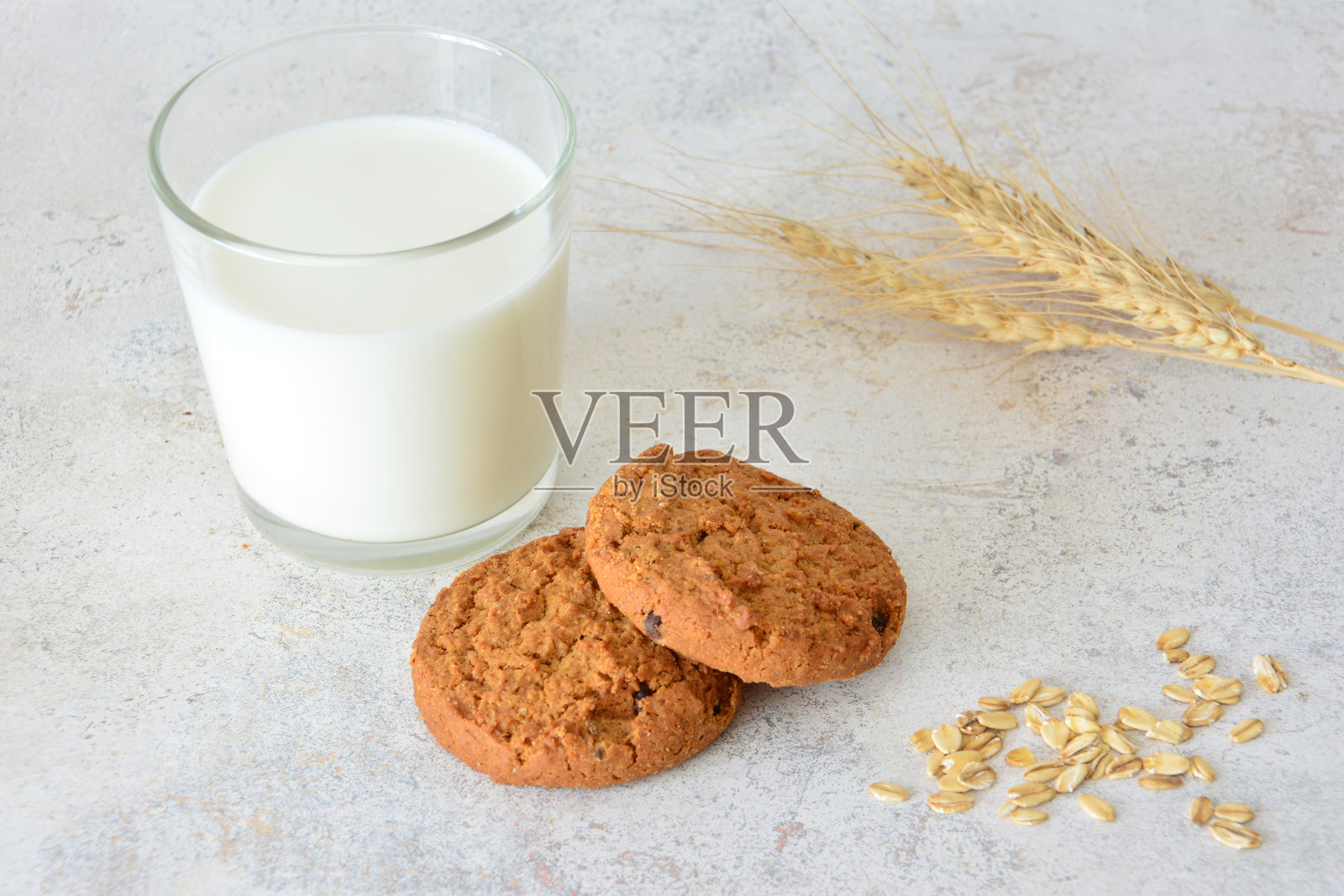 一杯牛奶和燕麦饼干的早餐照片摄影图片