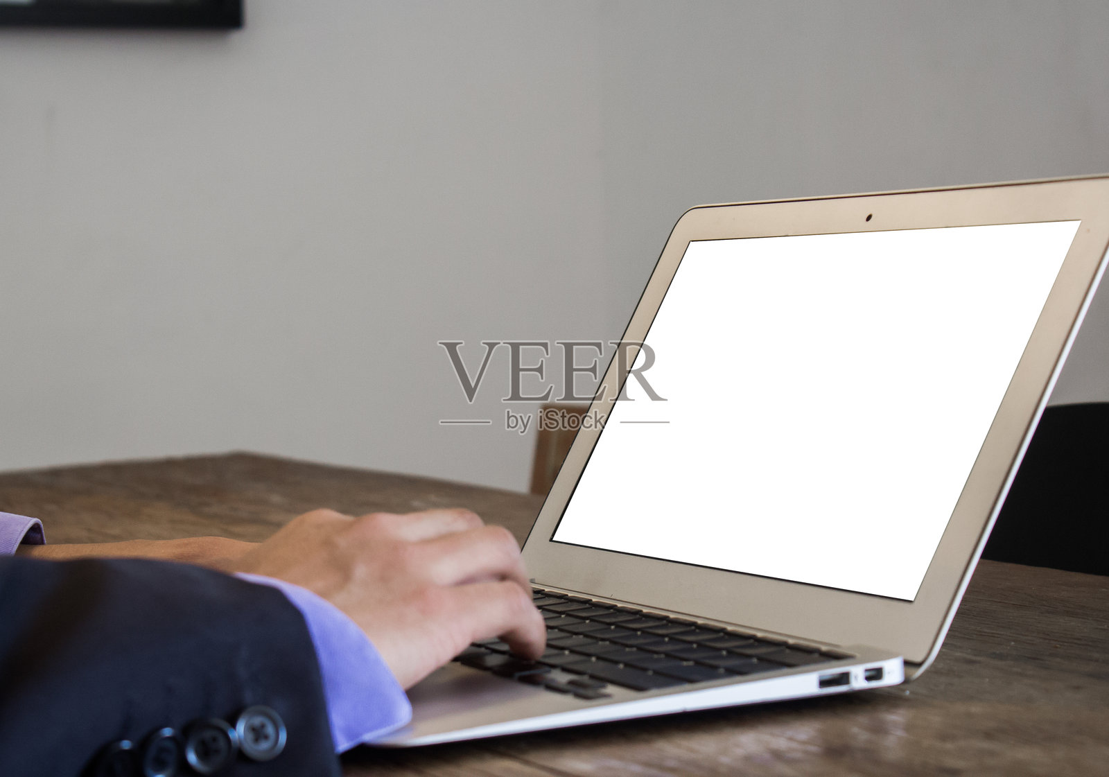 年轻的休闲创业者在家中办公室使用笔记本电脑工作。照片摄影图片