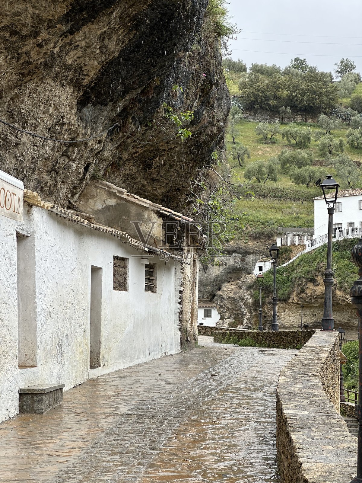 安达卢西亚,西班牙,塞特尼尔·德·拉斯·博德加斯古镇狭窄街道上的白色悬崖房屋,2024年3月照片摄影图片