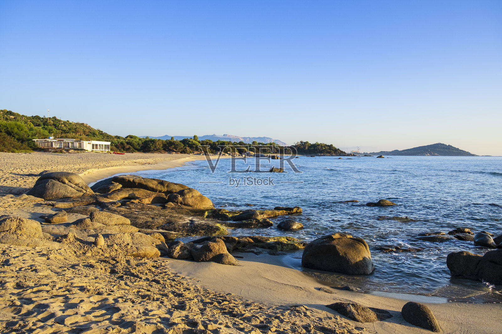 意大利撒丁岛东海岸的福克西利奥尼海滩日出照片摄影图片