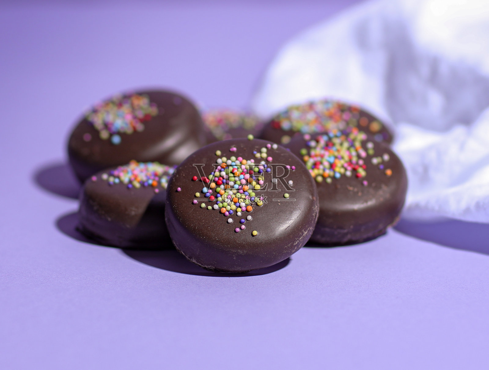 巧克力饼干配彩虹糖屑照片摄影图片