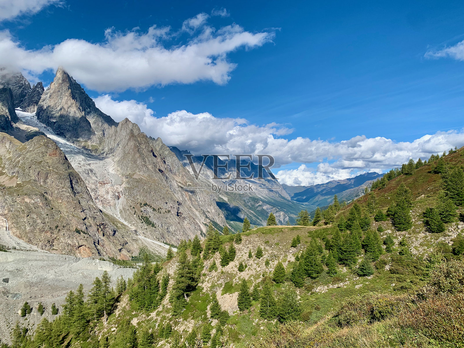 意大利阿尔卑斯山风景,位于TMB步道上照片摄影图片