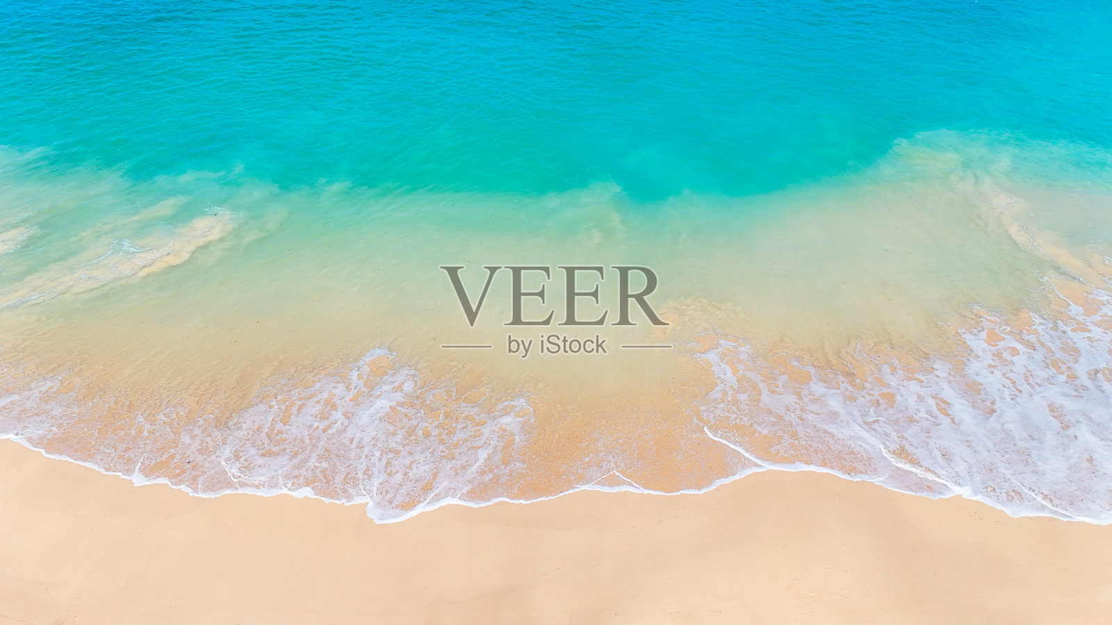 生机勃勃的绿松石色海浪涌向洁白的热带沙滩。照片摄影图片