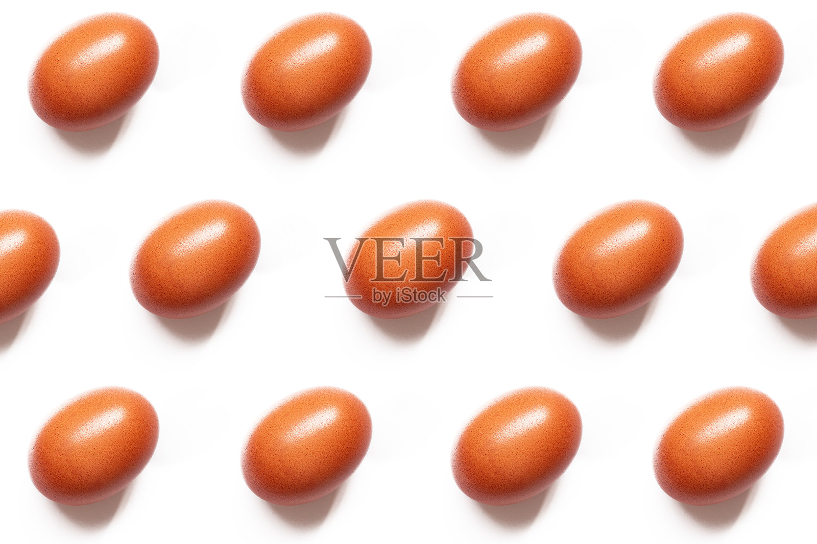 棕色鸡蛋在白色背景上的无缝图案,呈对称构图。鸡蛋排列在浅色背景上。国家鸡蛋日照片摄影图片