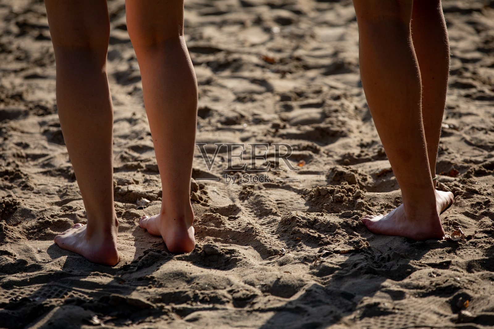 在美丽的沙滩上感受赤脚的宁静,尽享终极海滩时刻体验照片摄影图片