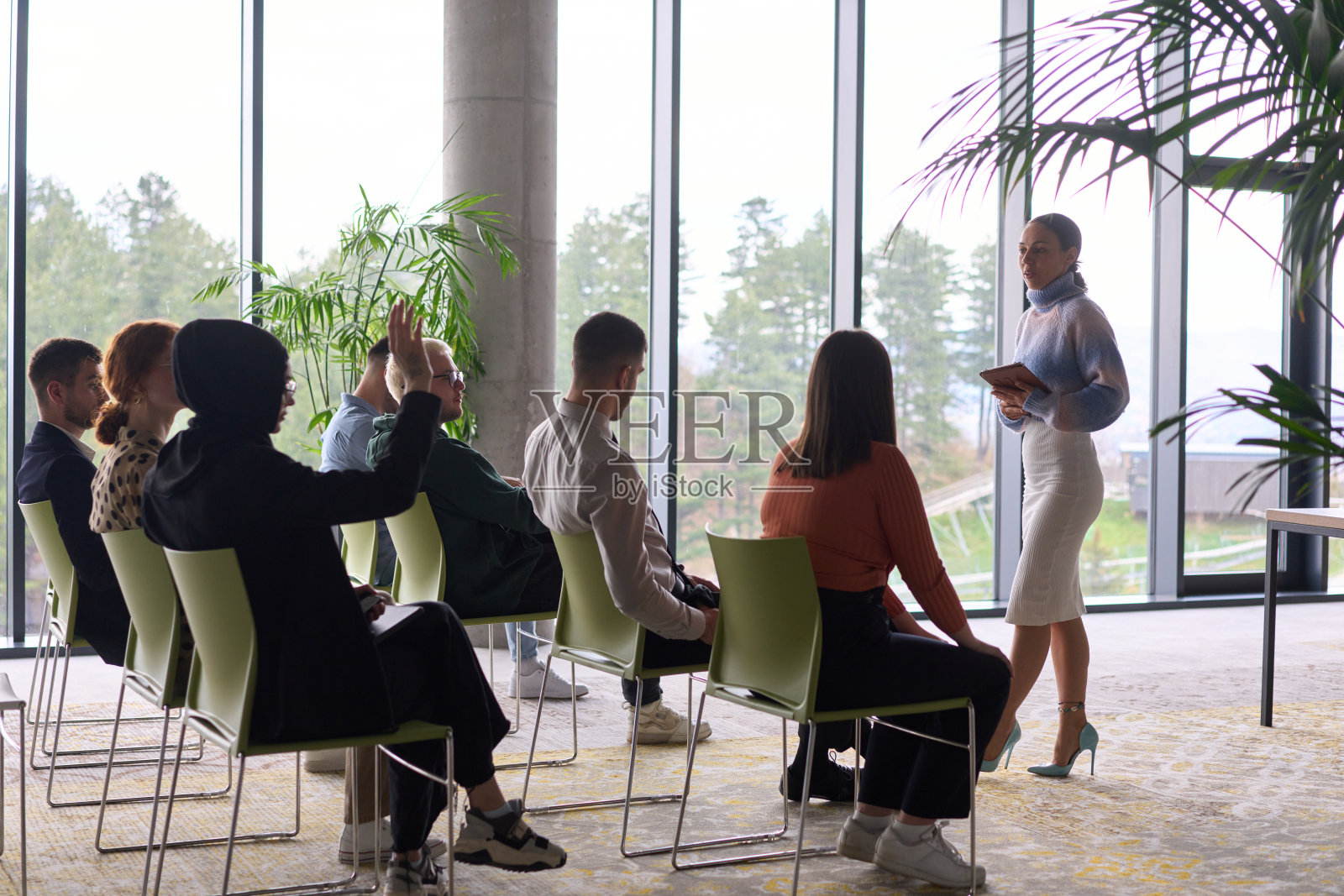 一位女商界领袖正在引导与同事的会议,讨论商业挑战、市场策略以及新的增长和成功计划。照片摄影图片