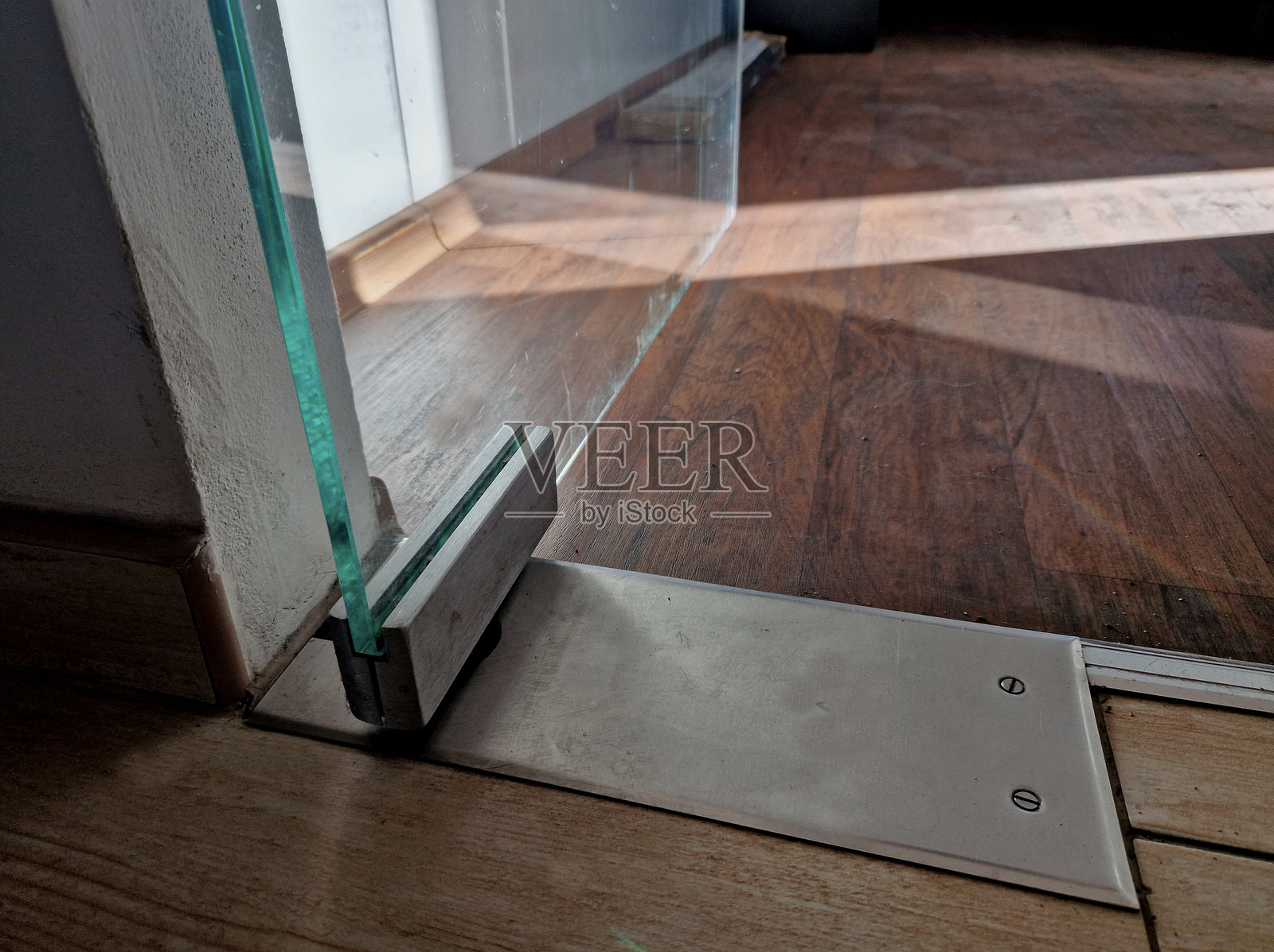 现代百货商店中,扫描到的玻璃门和墙壁的精品店。铰链固定着带铰链的把手。没有框架。更显轻盈和宽敞,横幅。室内,内部照片摄影图片