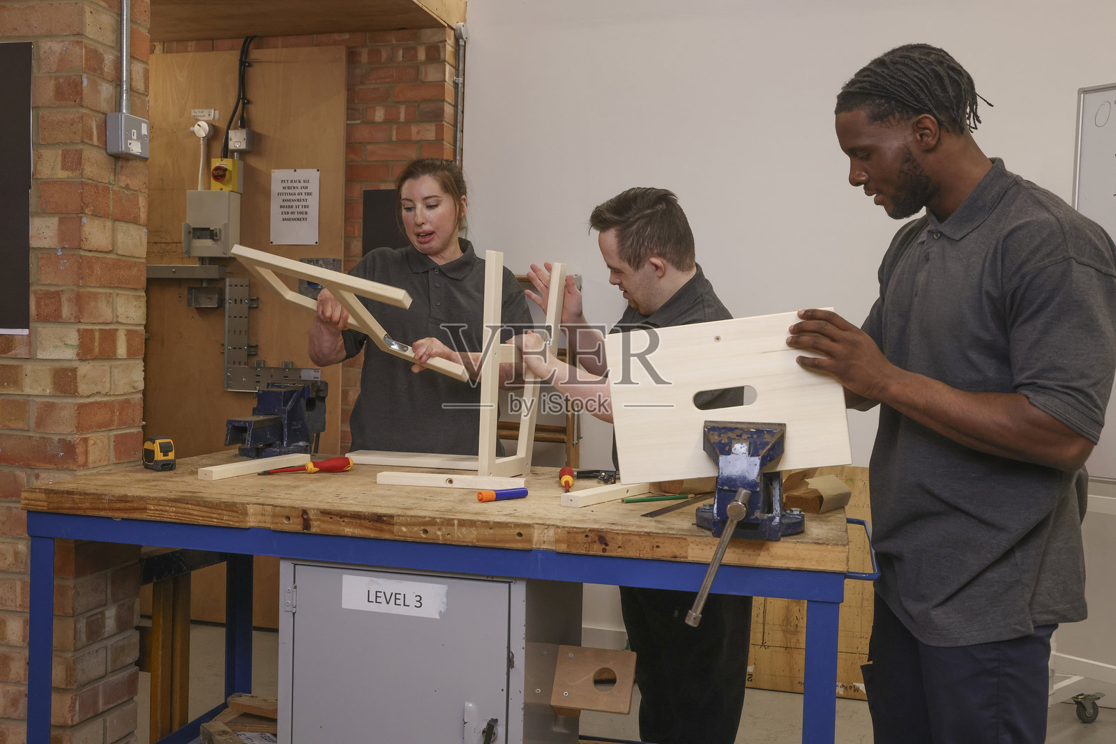 残疾人在工作坊中照片摄影图片