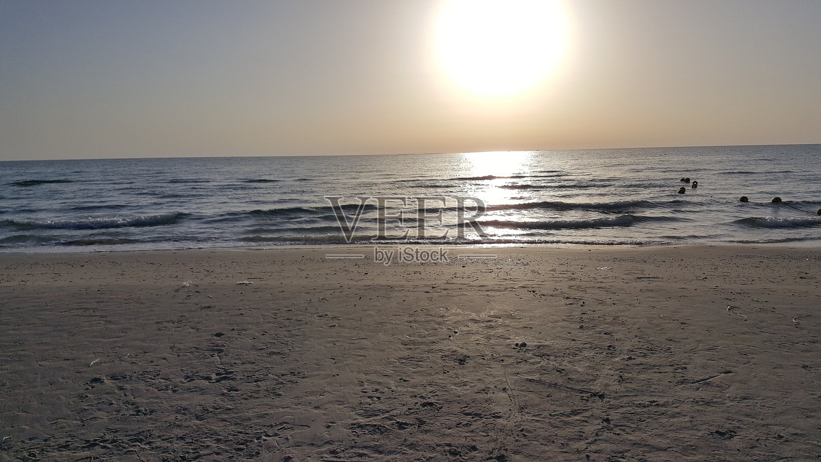 宁静海洋和沙滩上的日出照片摄影图片