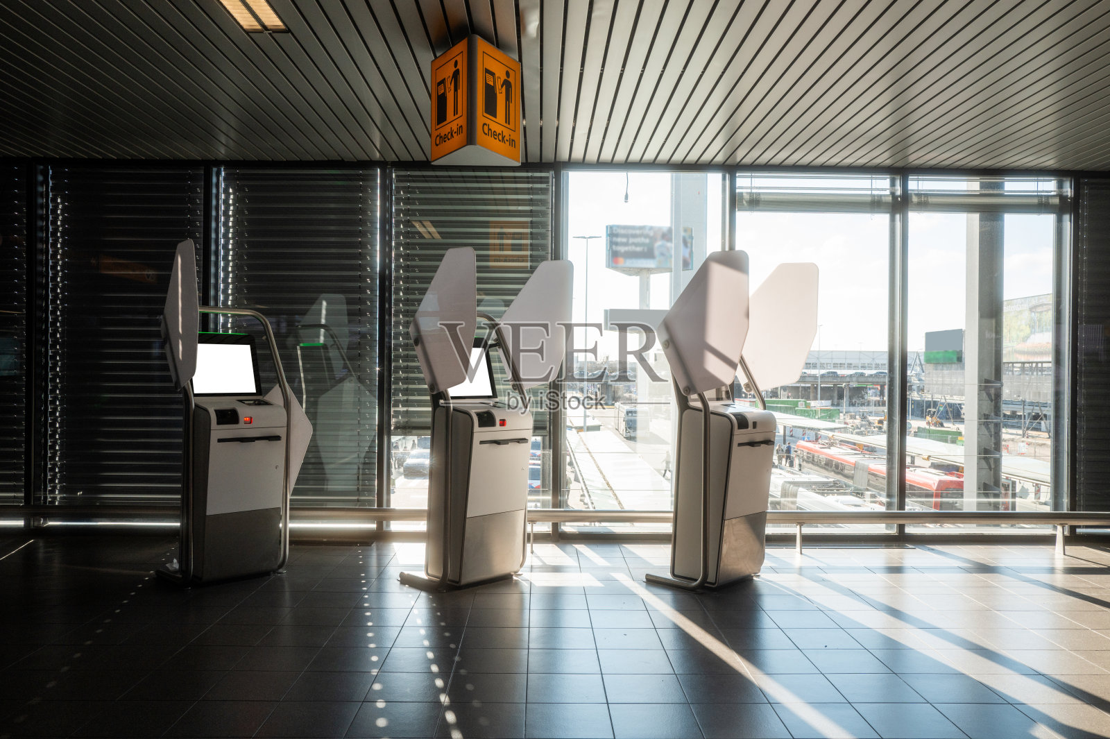 白天空旷机场的自助值机亭照片摄影图片