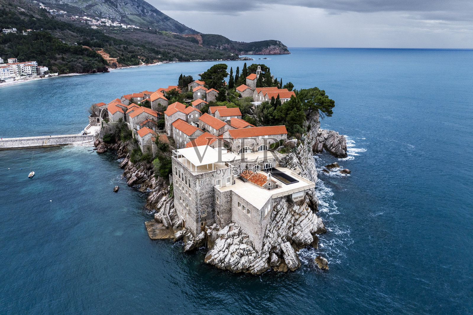 从直升机视角看到的美丽斯维提斯特凡岛照片摄影图片