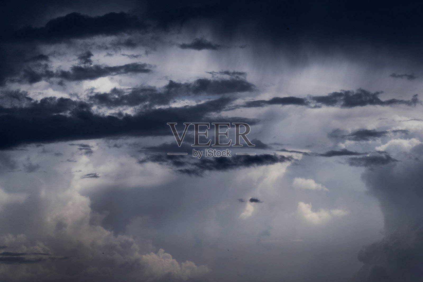 天空中的乌云密布照片摄影图片