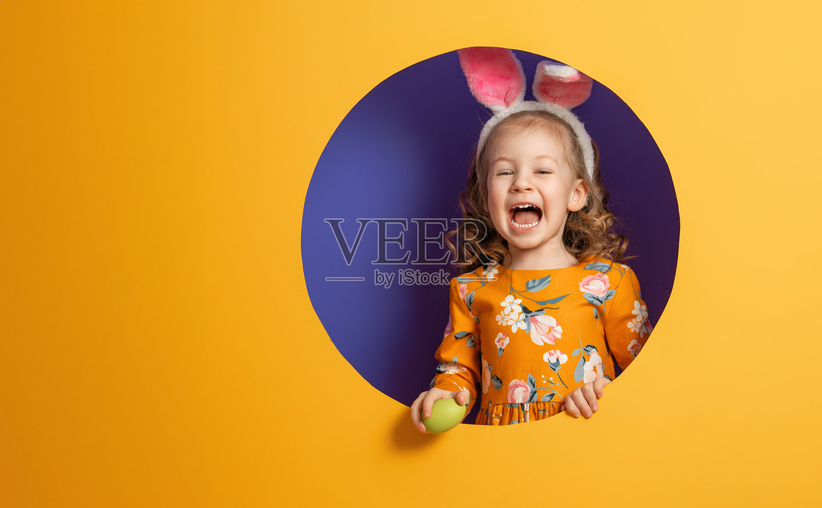 女孩与彩绘蛋照片摄影图片