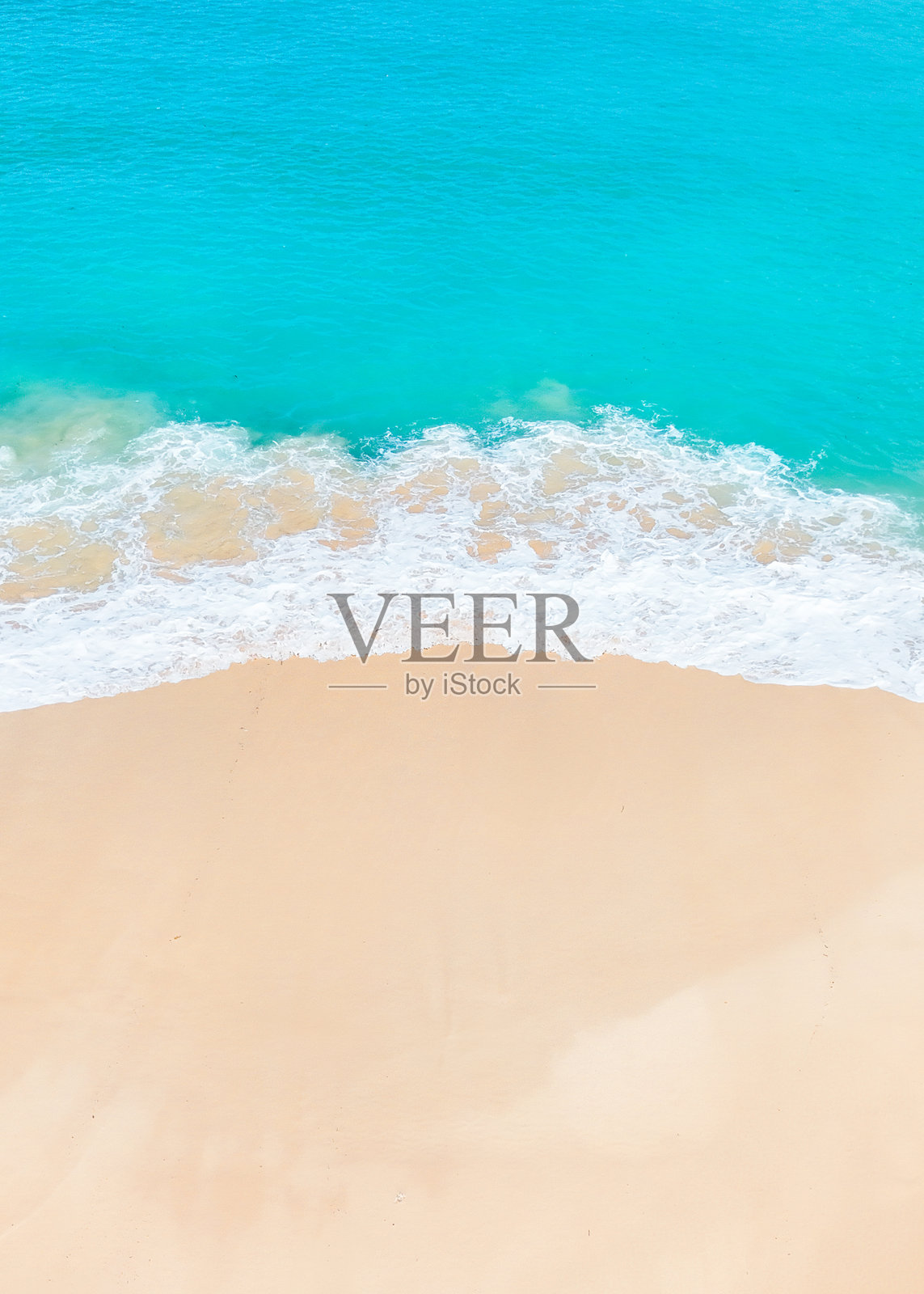 梦幻热带海滩的鸟瞰图,温柔的海浪轻轻拍打着洁白的沙滩。照片摄影图片