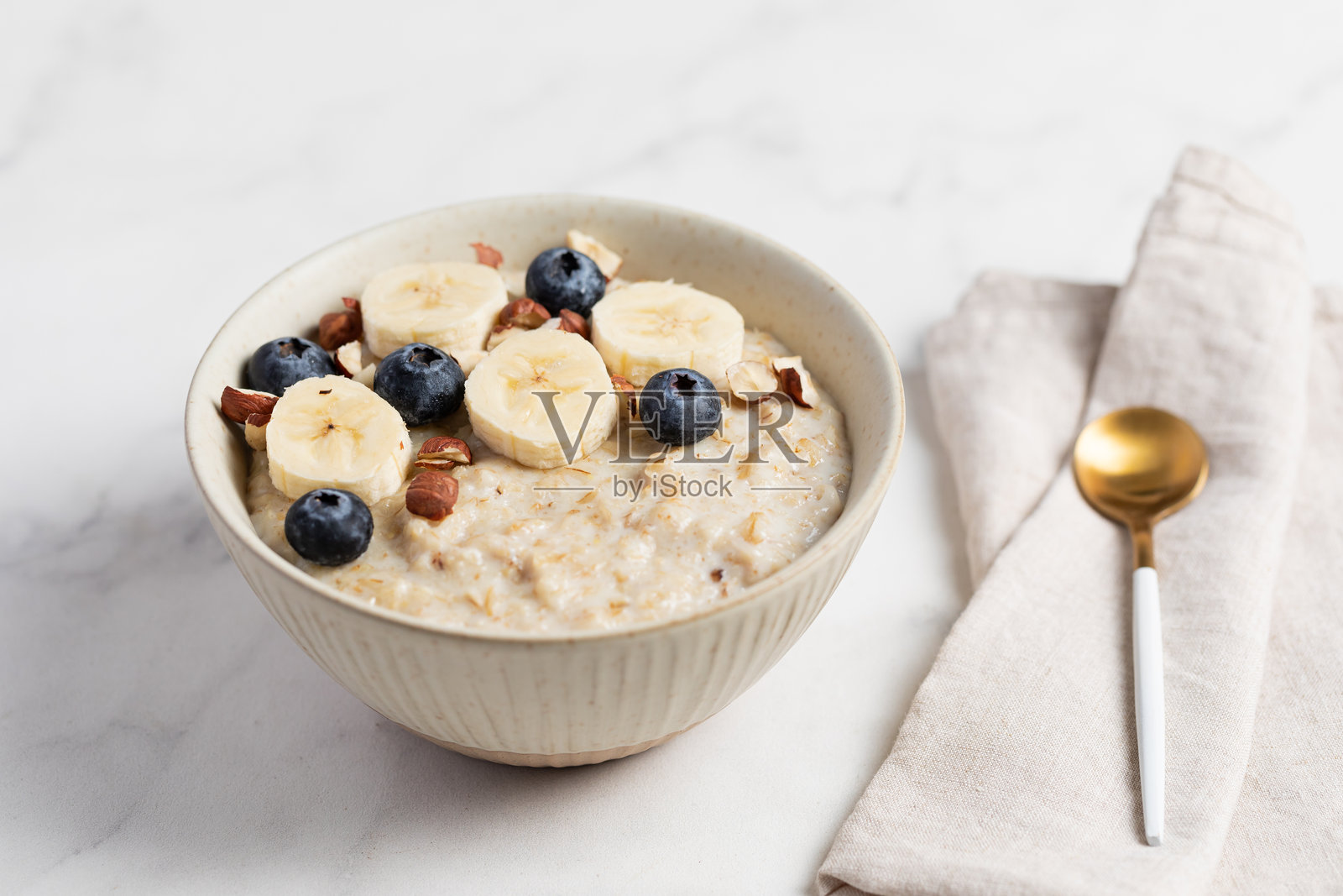 燕麦碗,燕麦粥配浆果、香蕉和坚果,健康的小吃或早餐照片摄影图片