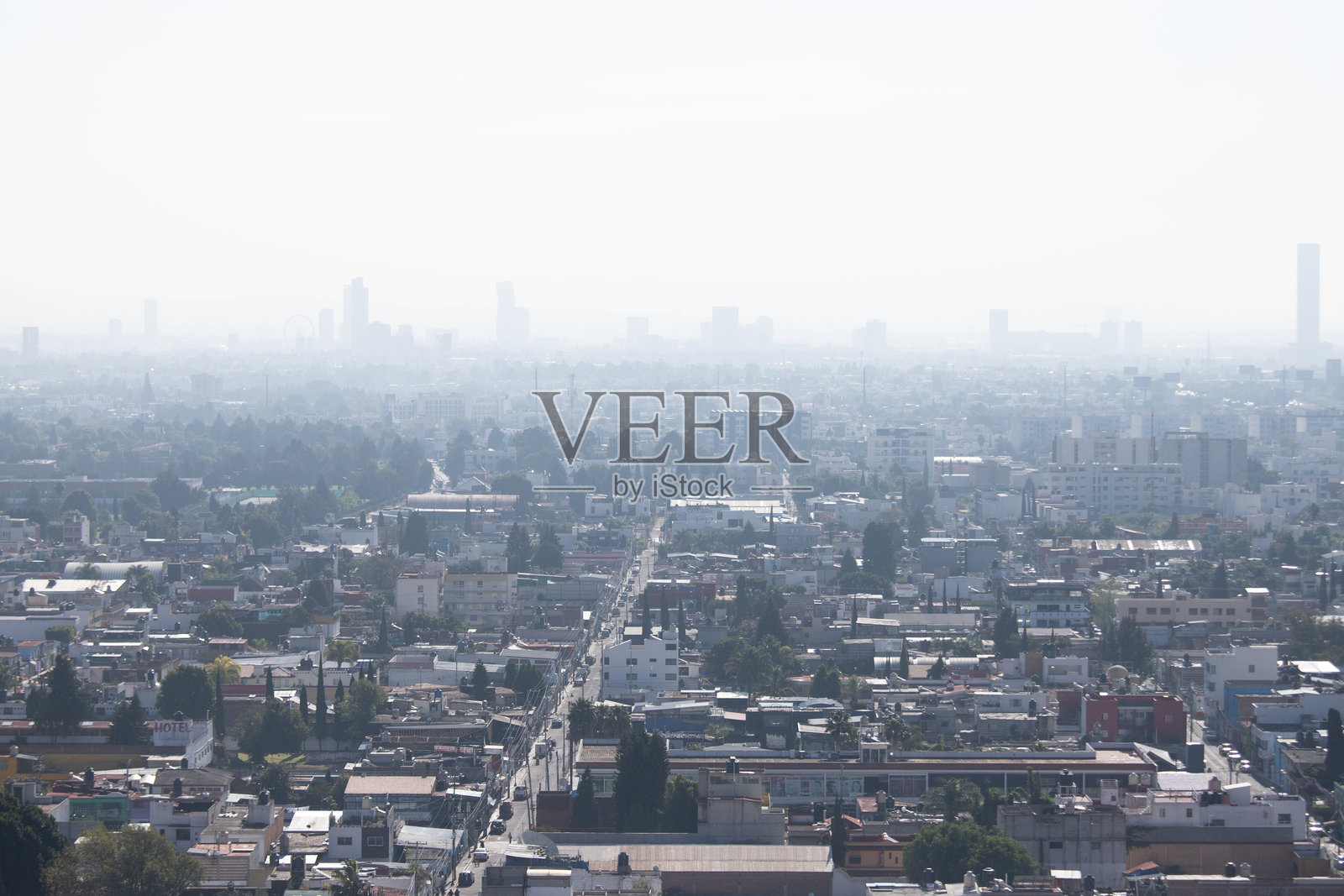 从墨西哥乔卢拉俯瞰普埃布拉市的全景。照片摄影图片