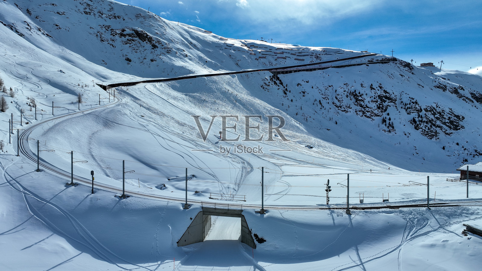 瑞士采尔马特附近的瑞士阿尔卑斯山雪-covered Riffelboden的美丽景色,靠近戈尔内格拉特铁路。照片摄影图片