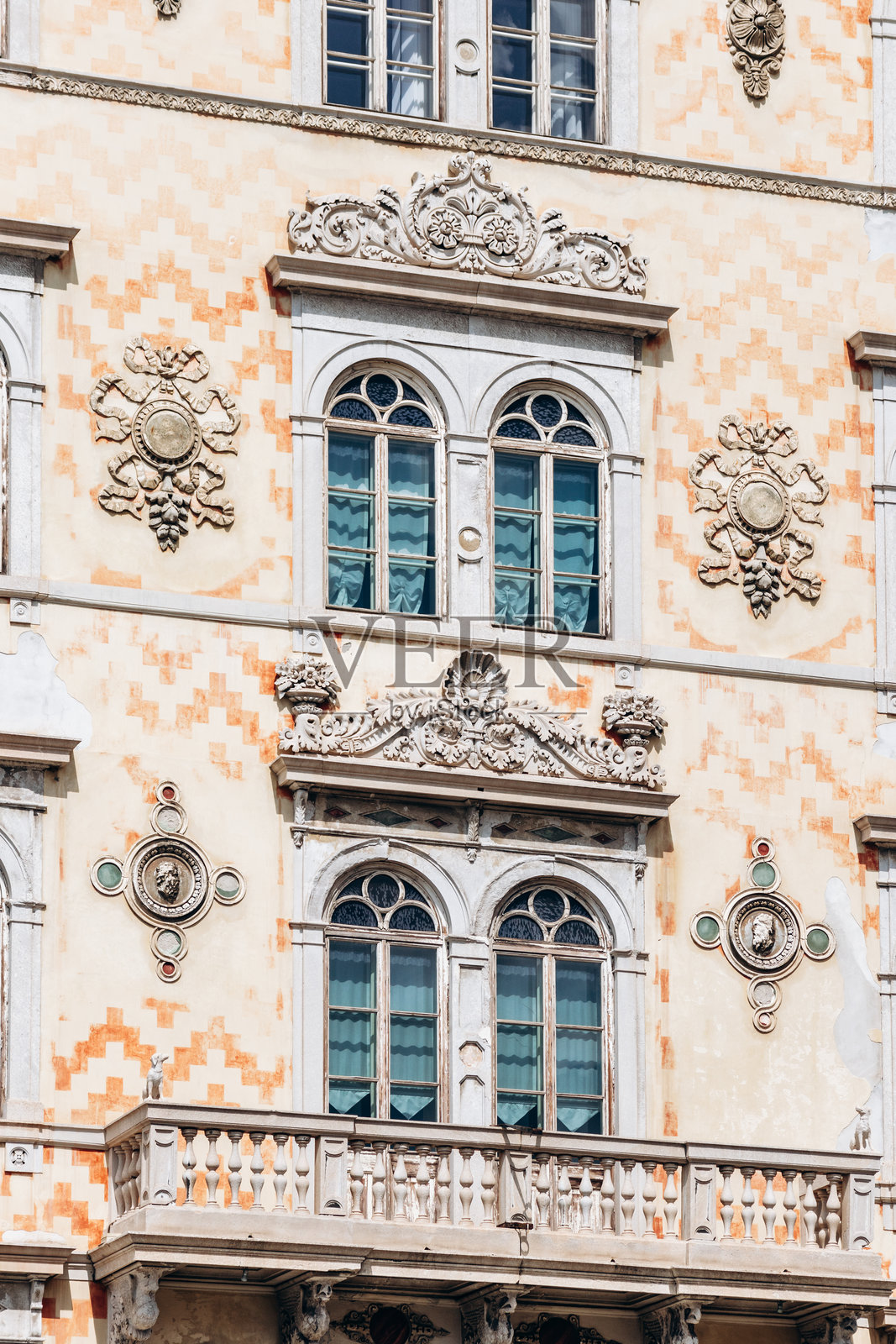特里斯特市中心历史建筑的细节,展示华丽的外立面和经典的欧洲设计照片摄影图片