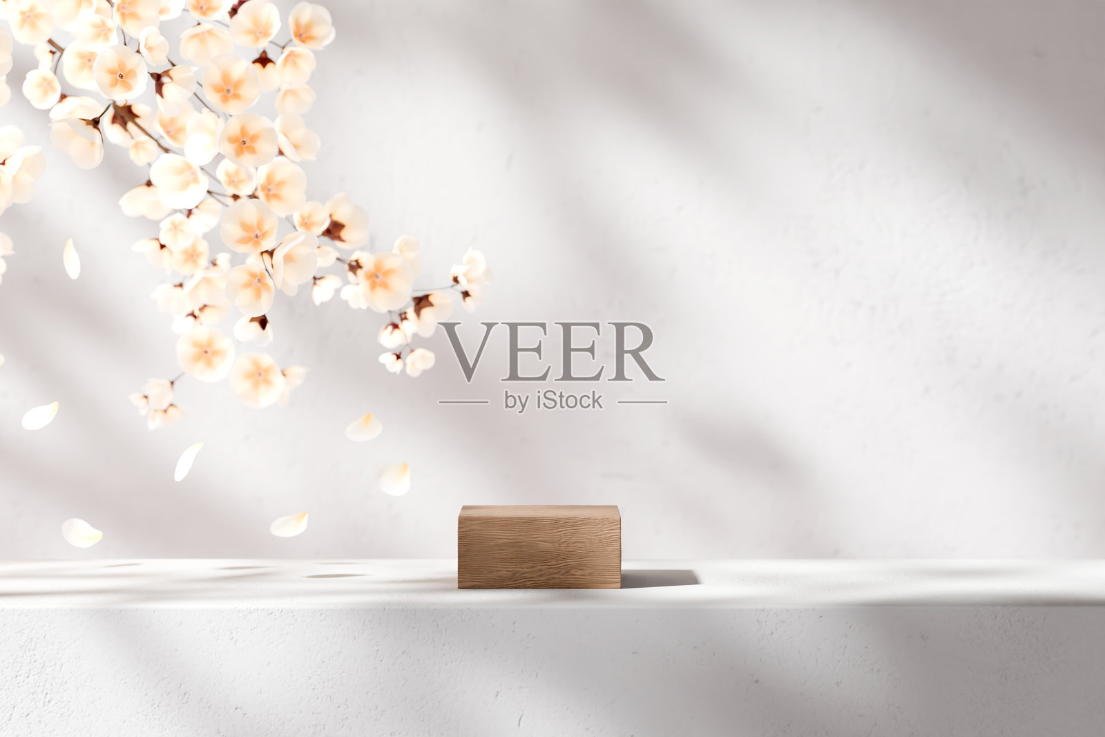 春季背景,花朵盛开,空桌上的木质讲台。美容、化妆品和奢侈品展示的模拟模板。适合高端品牌展示的简约自然美学场景。照片摄影图片