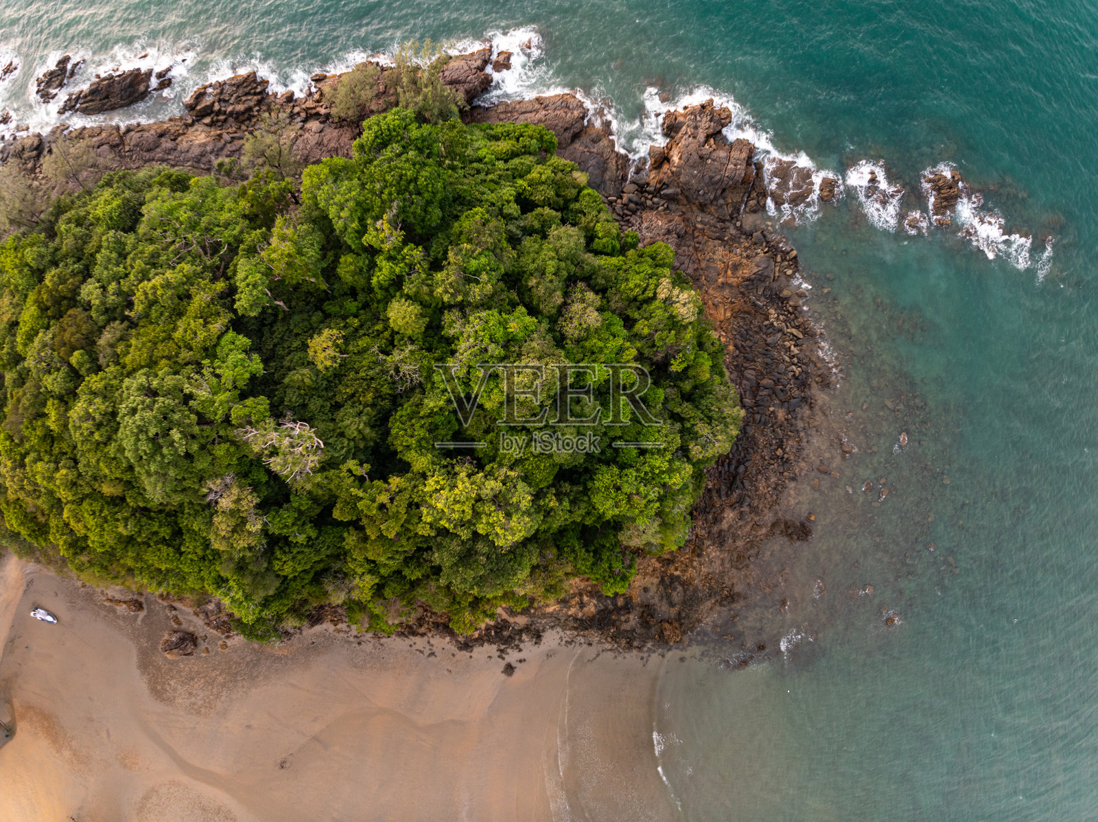 鸟瞰海岸线,波浪拍打岩石悬崖,夕阳下美丽的海面波浪,惊艳的海景俯瞰海岸风光。照片摄影图片