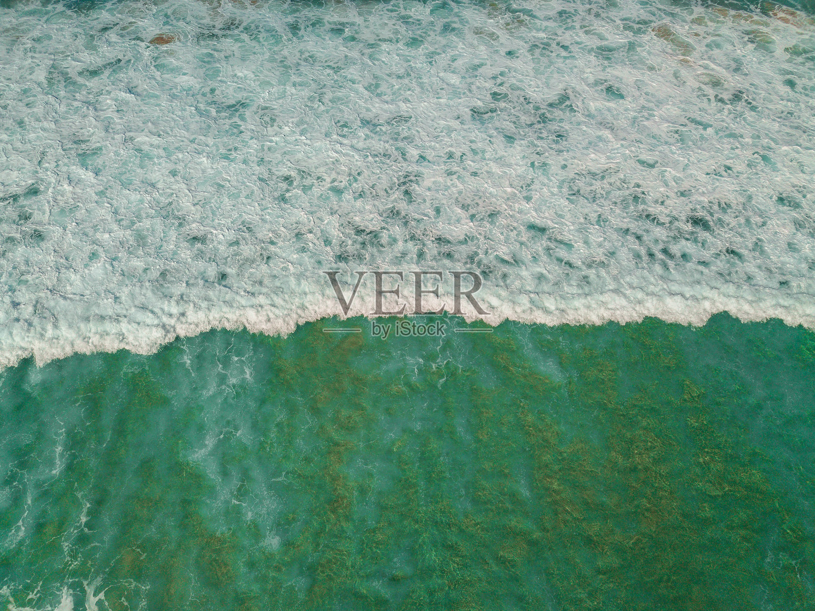 海洋和波浪的鸟瞰图。广阔的海洋无尽延伸,波涛汹涌。自然、宁静与冒险。照片摄影图片