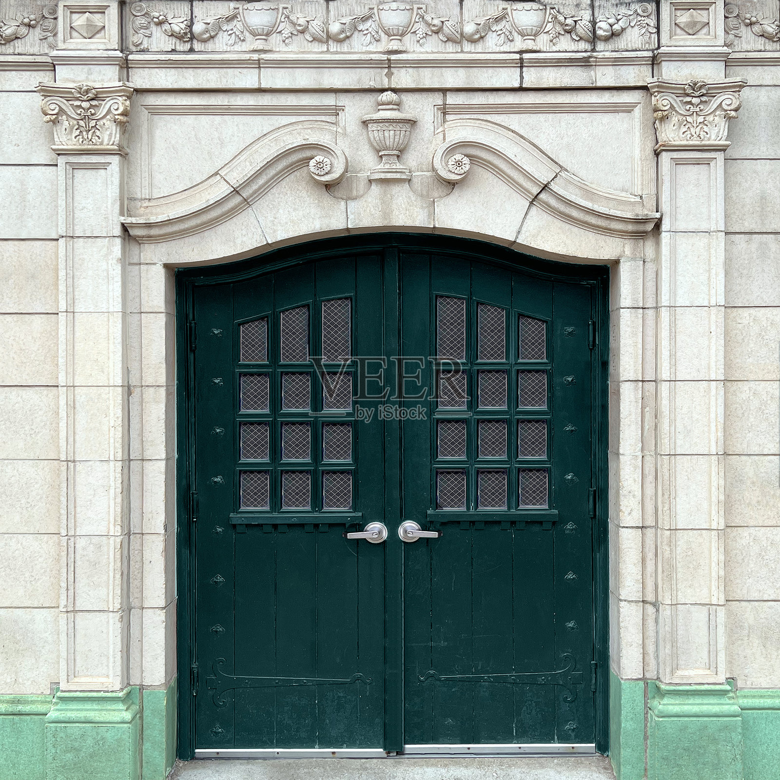 芝加哥的复古绿色双扇门与华丽的石拱门照片摄影图片