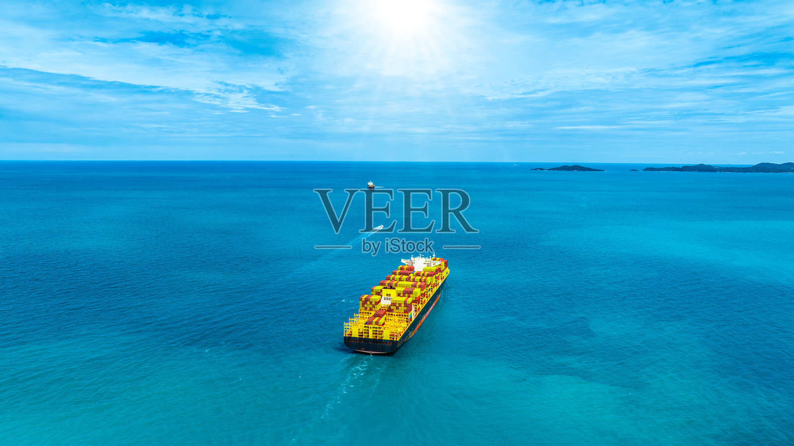 货运运输系统的货船集装箱鸟瞰图。国际运输进出口业务,物流,运输行业概念。照片摄影图片