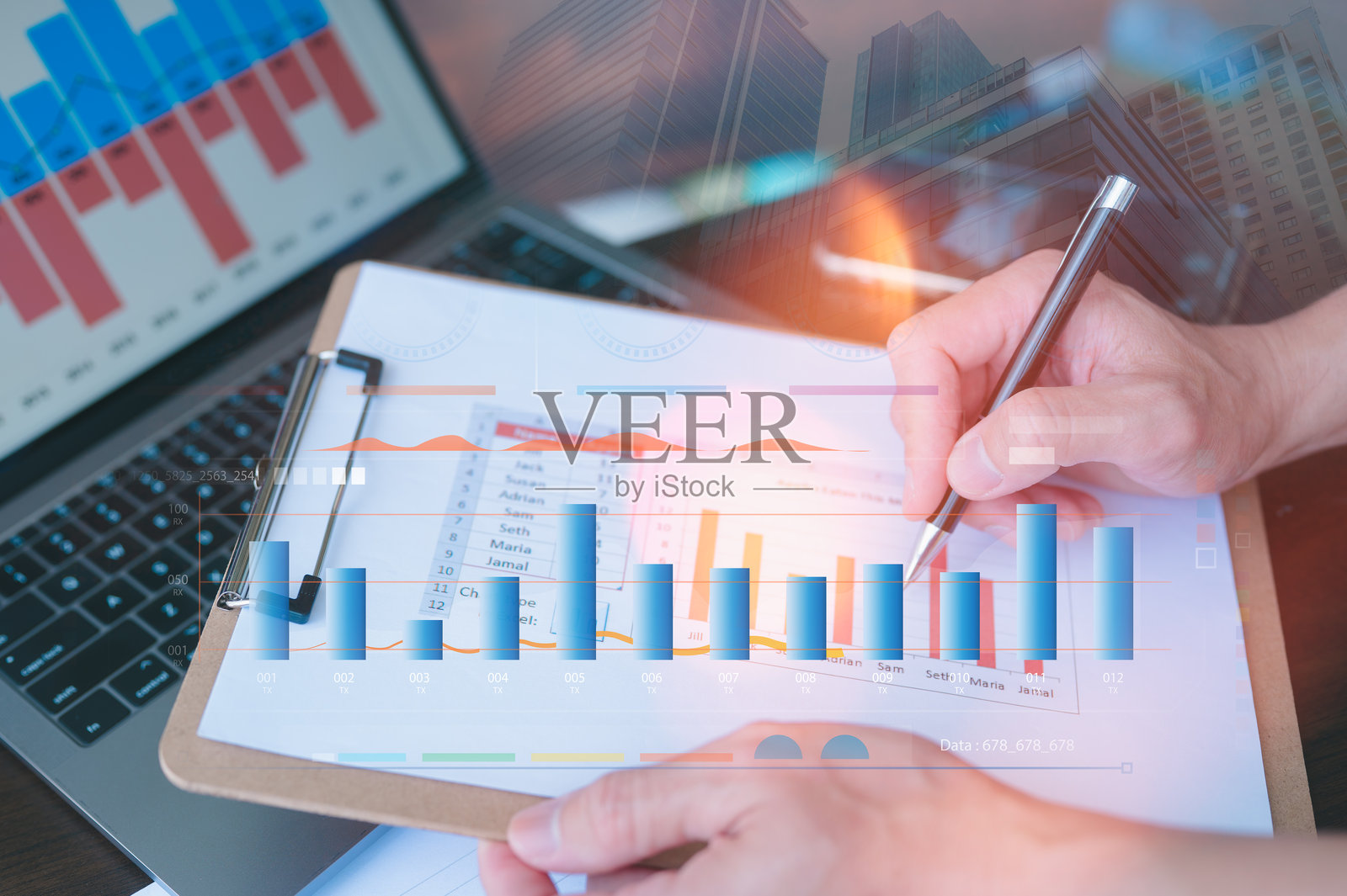 商人使用笔、夹板和笔记本电脑处理数据图表,投资金融概念,财务数据分析图。财务管理技术。顾问使用KPI仪表板。照片摄影图片