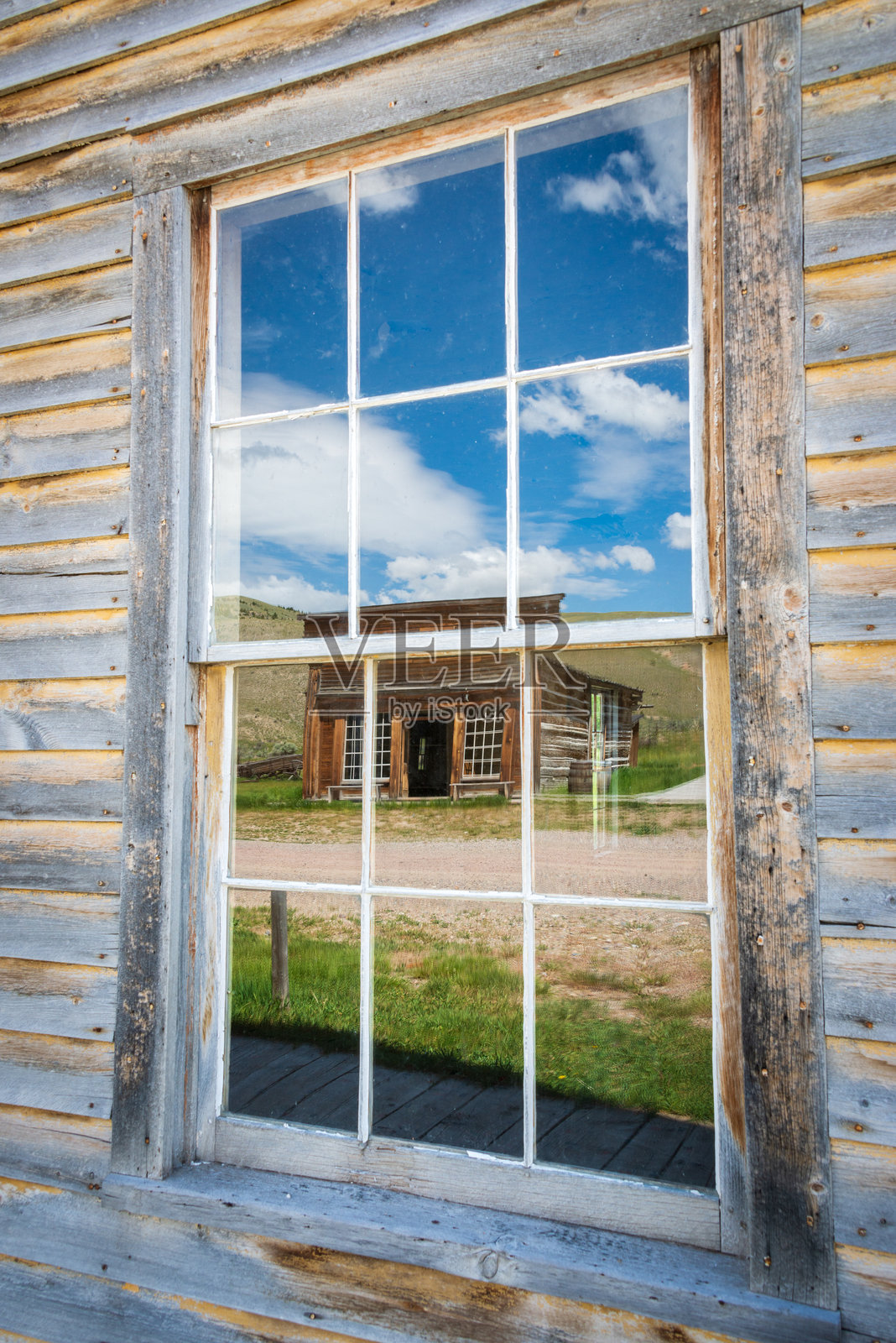 班纳克州立公园鬼镇窗户的倒影照片摄影图片