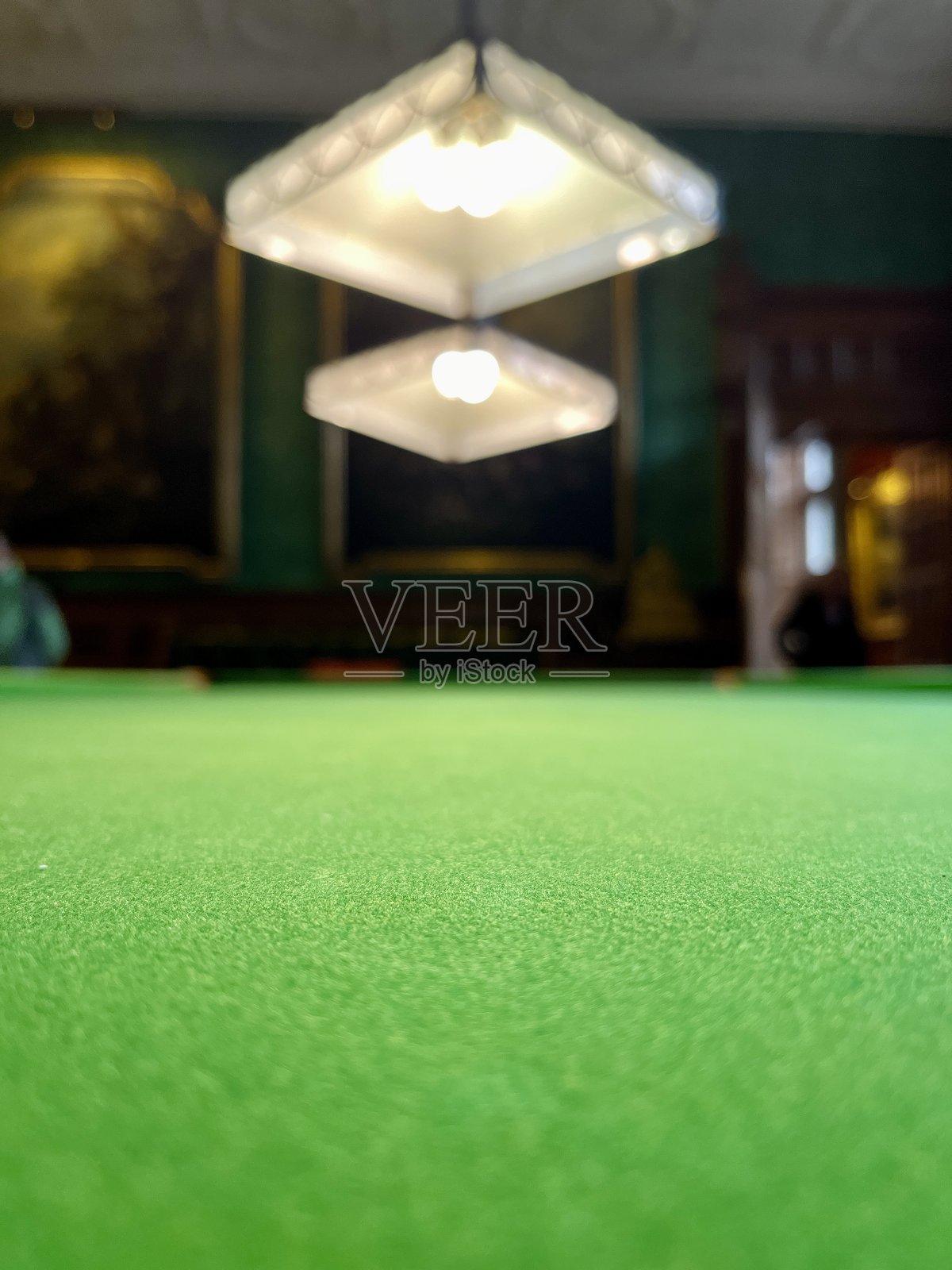 艺术感十足的绿色台球桌与华丽的灯光照片摄影图片