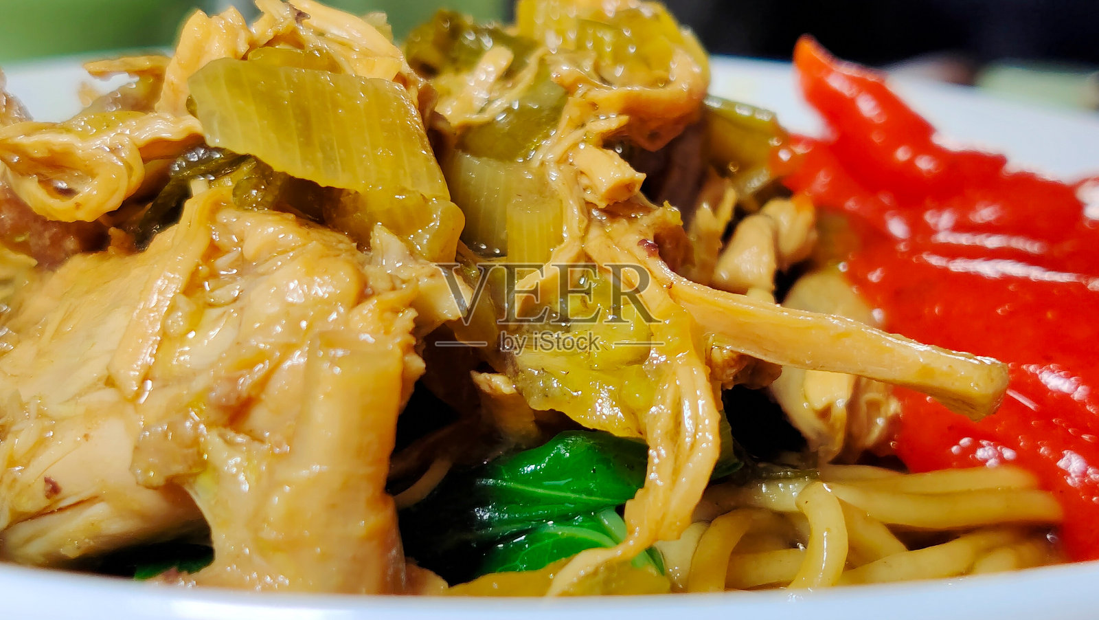 来自印度尼西亚西爪哇的奇雷本特制鸡肉面照片摄影图片