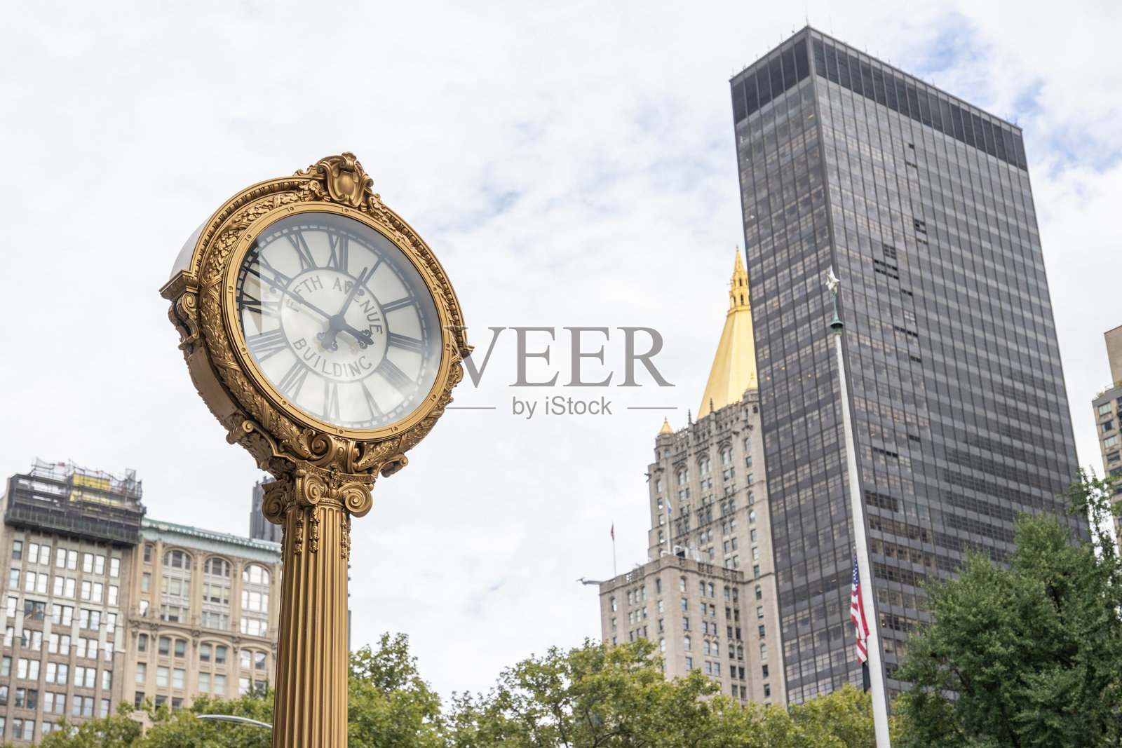 低角度视图的建筑与天空,前景有一座古老的钟表照片摄影图片