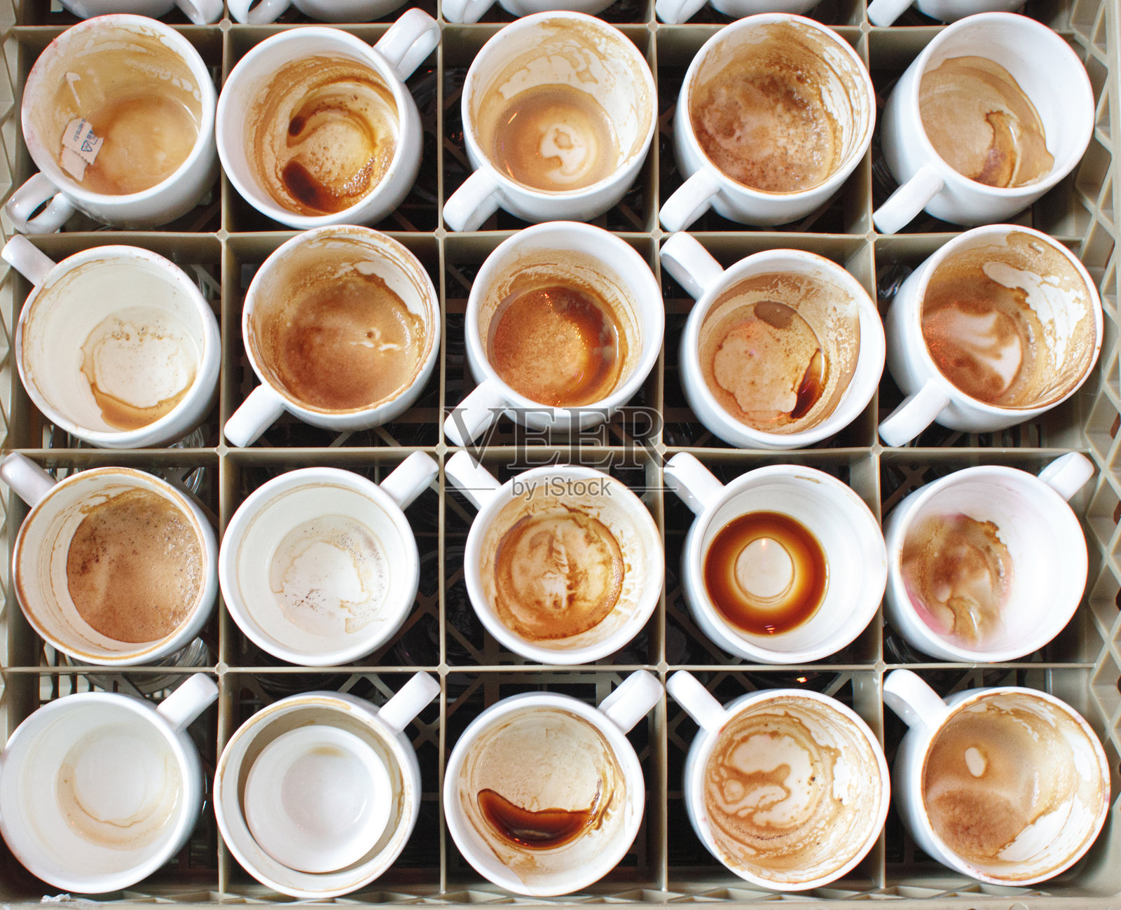 许多未清洗的咖啡杯照片摄影图片