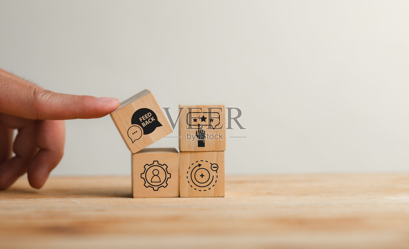 带有反馈图标的木块用于沟通和改进照片摄影图片
