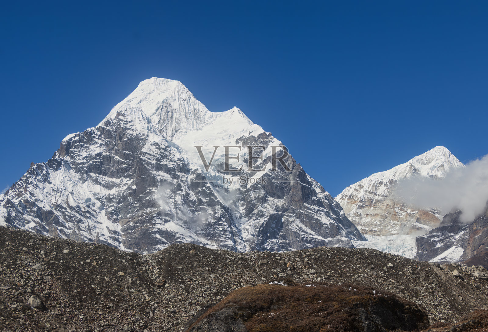 在马卡鲁大本营徒步旅行期间拍摄的雪山景观。照片摄影图片